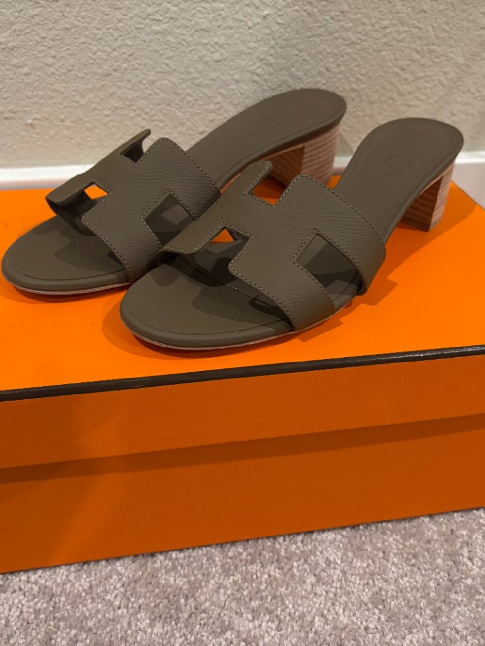 NEW Hermes Oasis Oran Sandals Sz 37/6.5 Etoupe Leather Brown Taupe